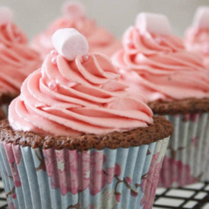 Шоколадови кексчета с ягодов крем